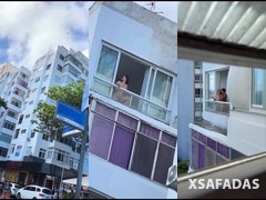Kerolay Chaves transando na janela em público